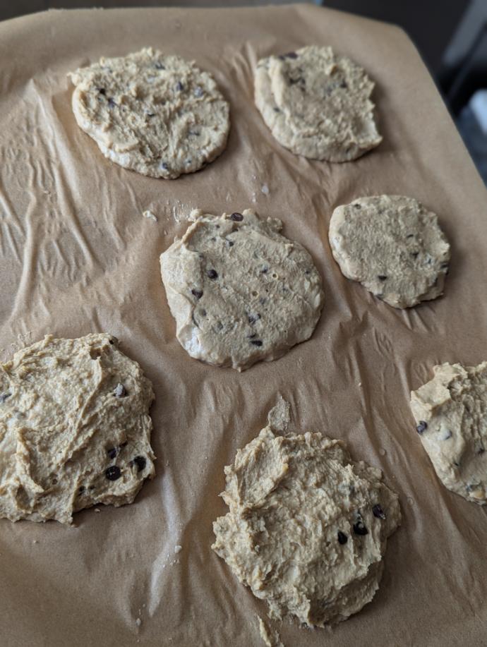 Cookies aux pois chiches façonnés sur papier sulfurisé avant cuisson