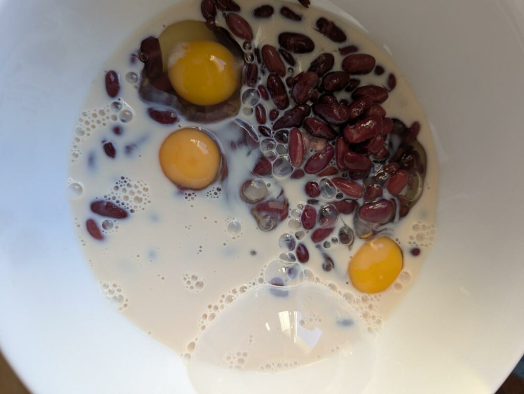 Lait versé sur les haricots rouges et les œufs	