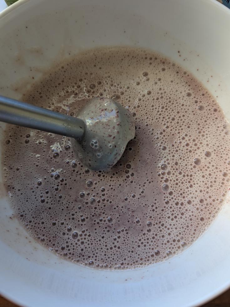 Haricots rouges, œufs et lait mixés au mixeur plongeant	