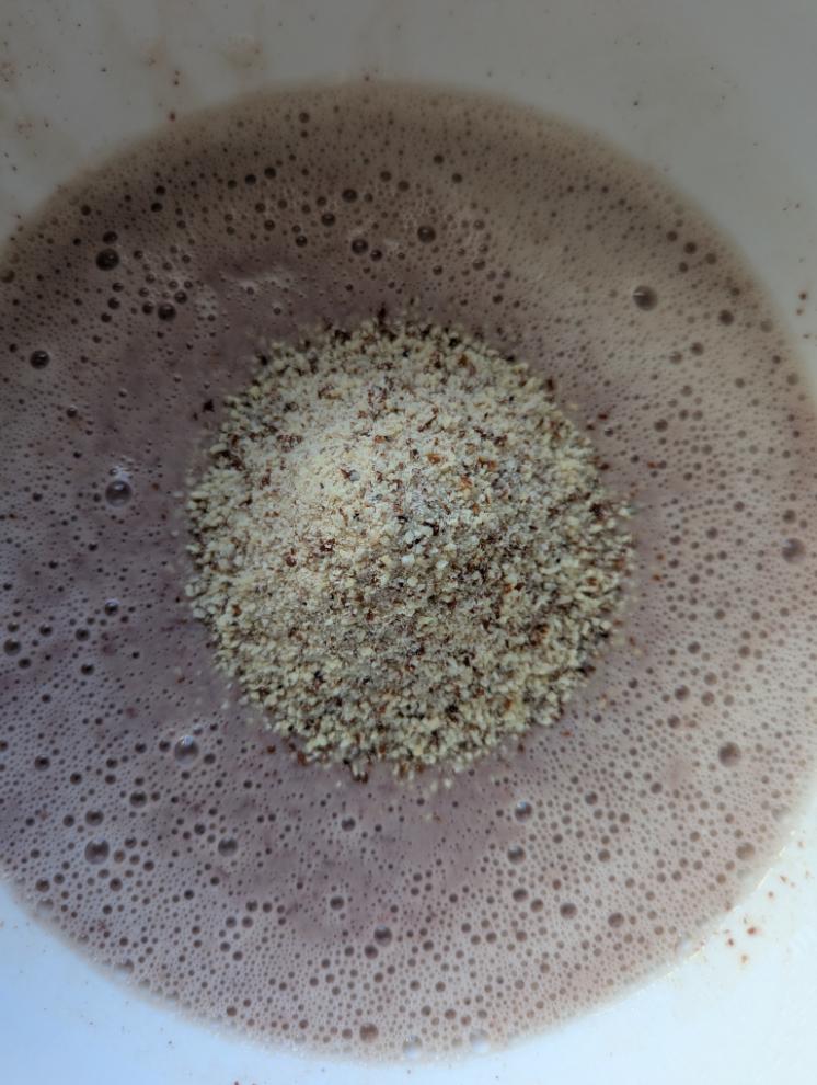 Poudre d'amandes ajoutée au mélange de haricots rouges mixés	