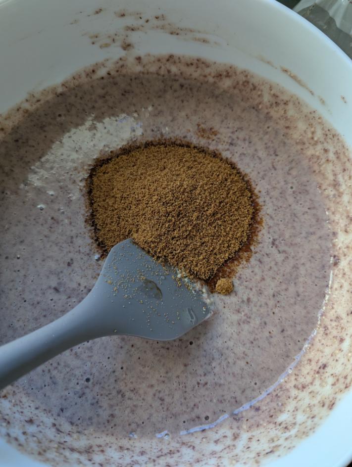 Sucre de coco versé sur la pâte du gâteau aux haricots rouges	