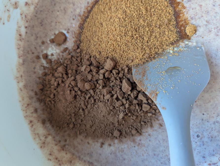 Cacao en poudre non sucré et sucre de coco avant mélange	