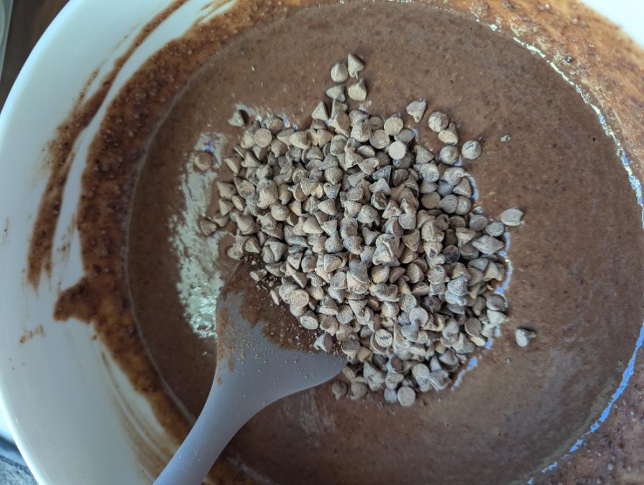 Pépites de chocolat noir ajoutées à la pâte du gâteau aux haricots rouges	