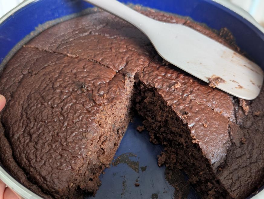 Gâteau au chocolat aux haricots rouges découpé en parts dans son moule	