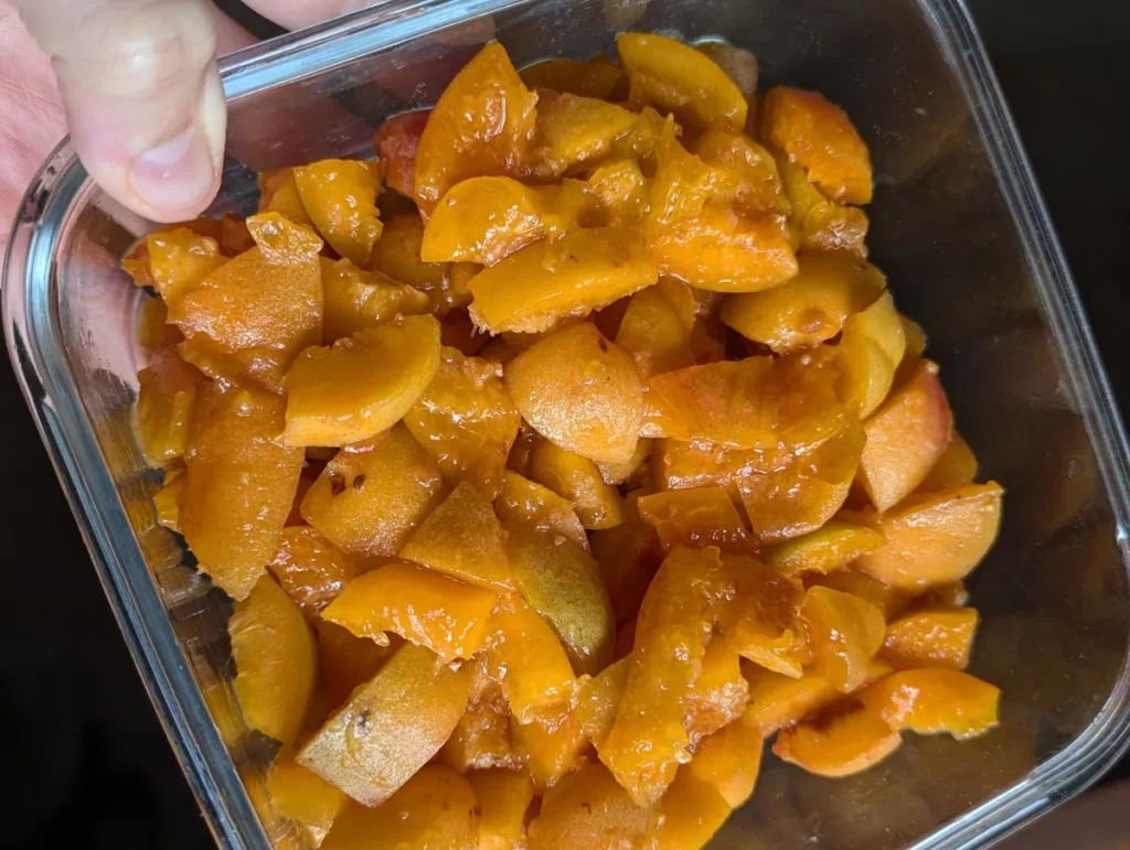Abricots coupés en quartiers dans un plat en verre