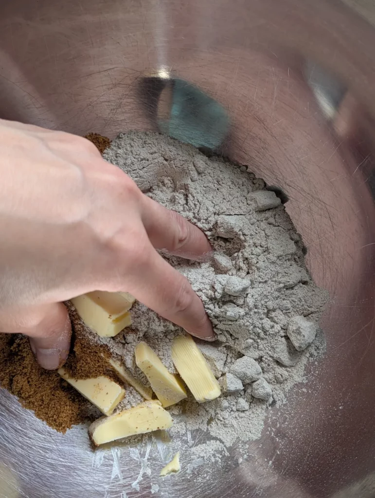 Beurre sablé à la main avec la farine de sarrasin et le sucre de coco