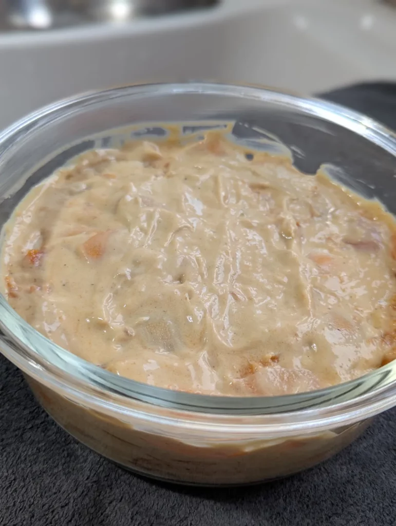 Clafoutis aux abricots et mascarpone prêt à cuire dans un plat en verre