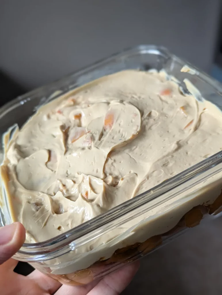 Crème au mascarpone étalée sur les abricots avant cuisson