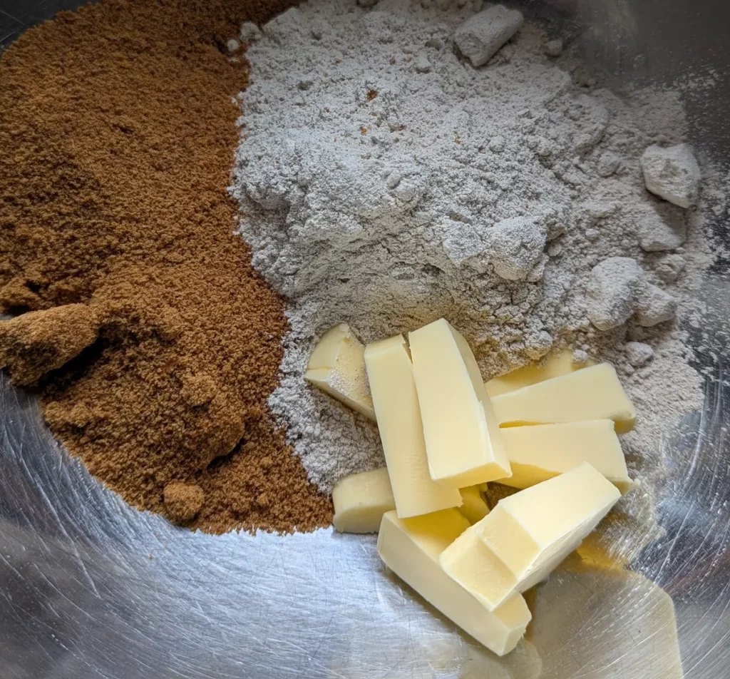 Farine de sarrasin sucre de coco et beurre demi sel dans un saladier