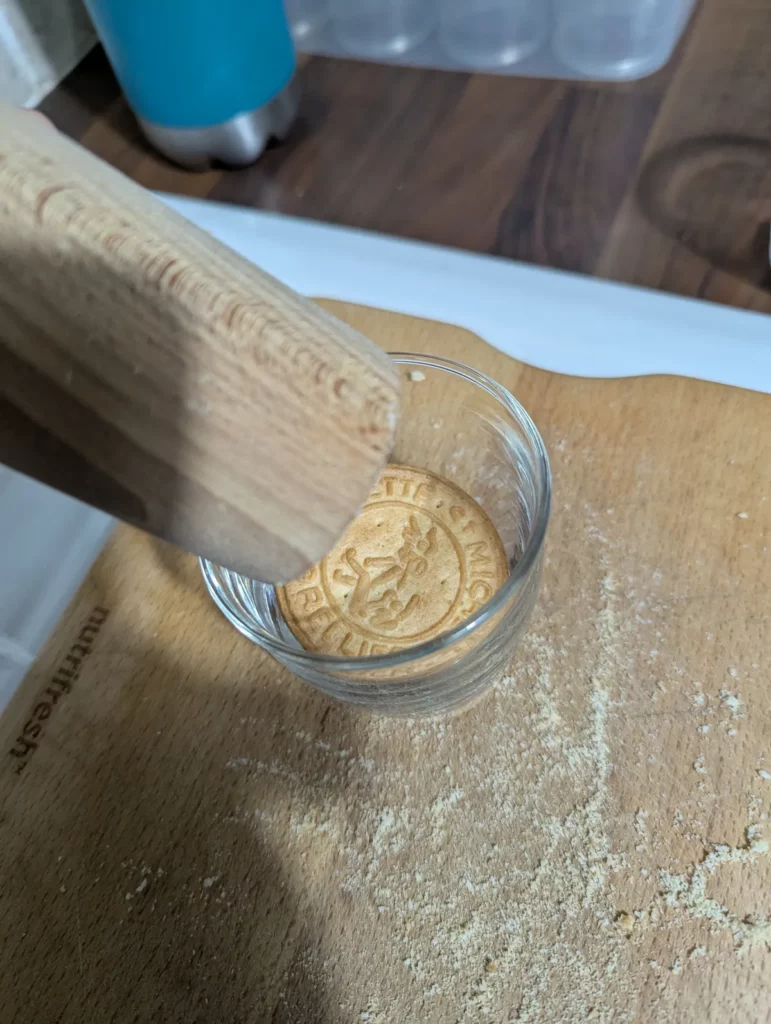 Galette bretonne écrasée au rouleau à pâtisserie dans une verrine