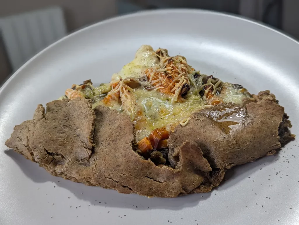Part de pizza sans gluten à la pâte de sarrasin dorée