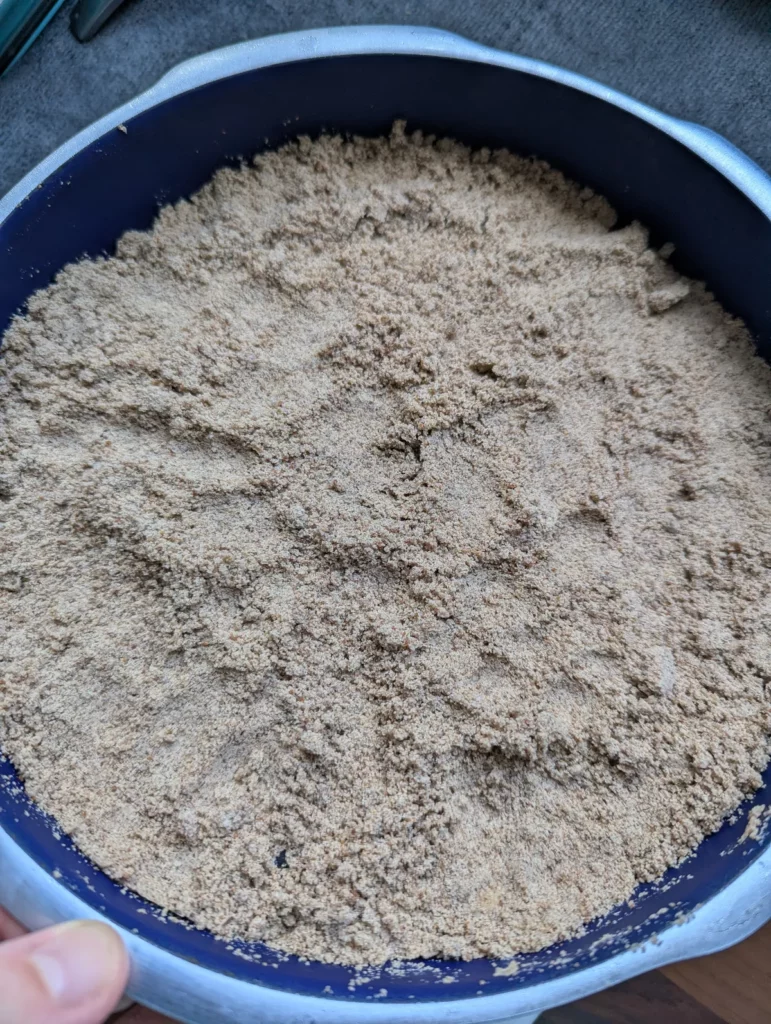 Pâte à crumble au sarrasin répartie sur les cassis avant cuisson