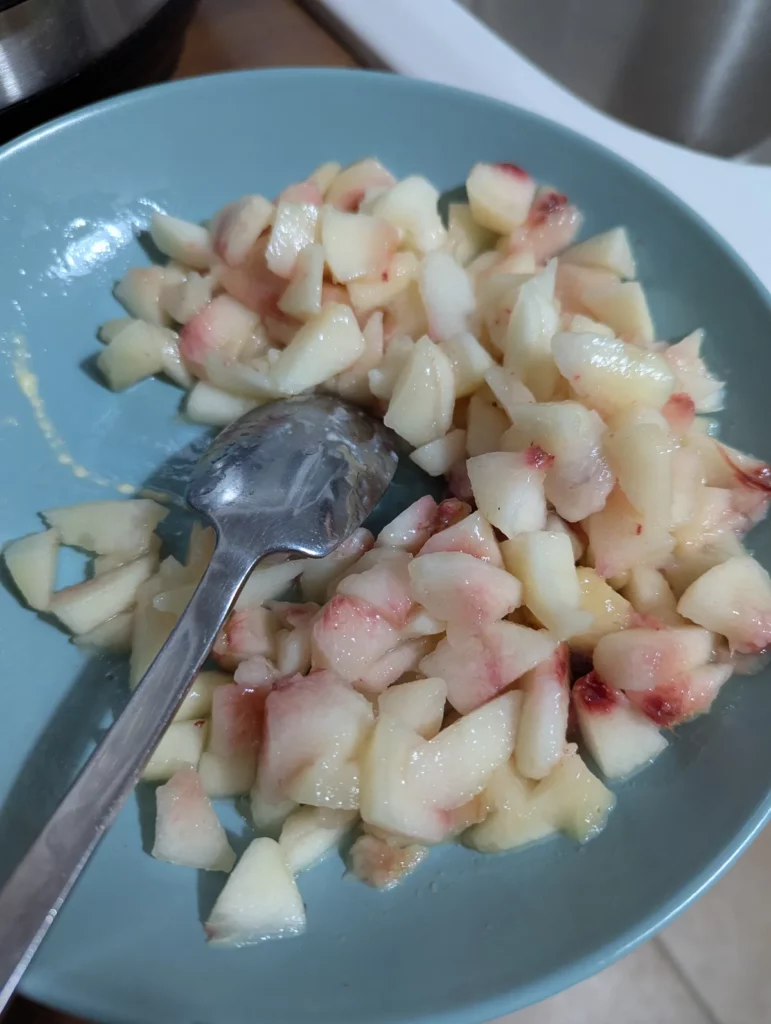Pêches coupées en petits morceaux