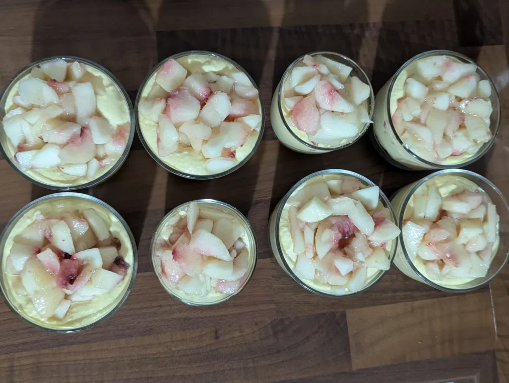 Verrines au mascarpone et à la pêche vues du dessus