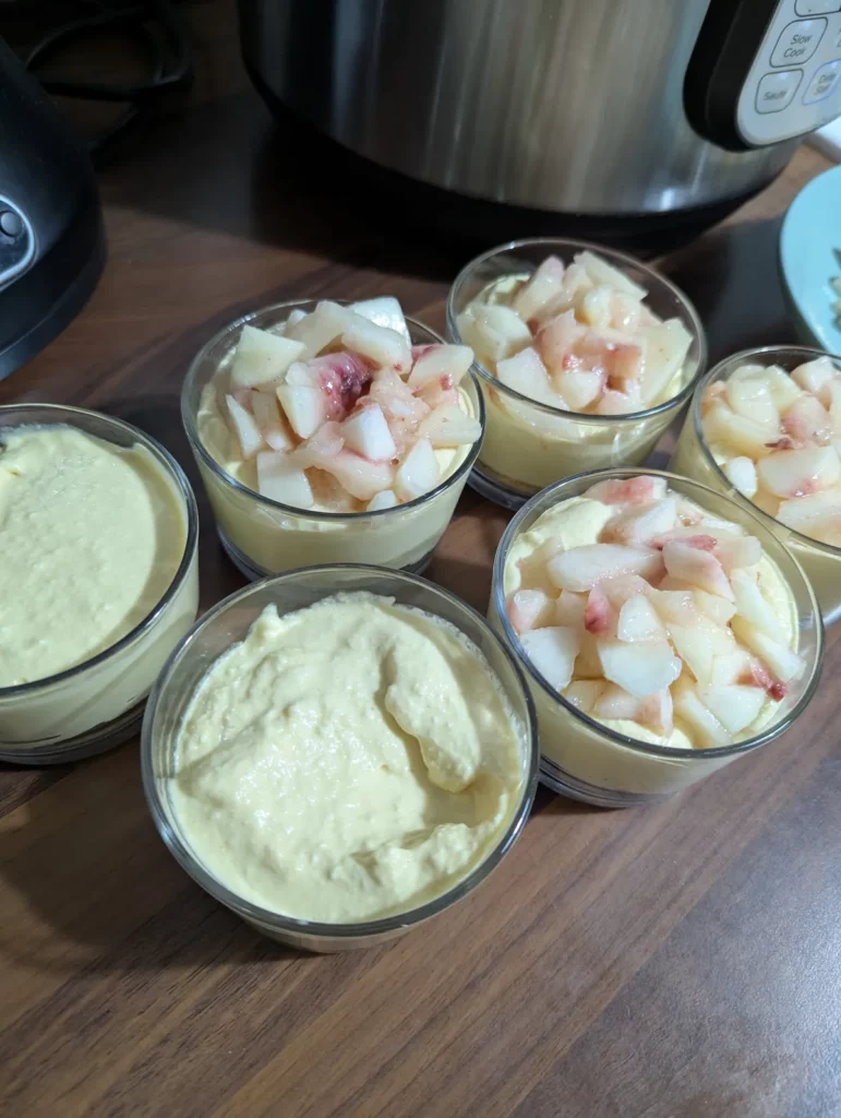 Verrines de crème au mascarpone garnies de morceaux de pêche