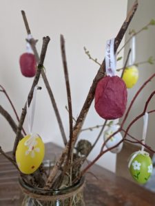 décorer l'arbre avec les oeufs