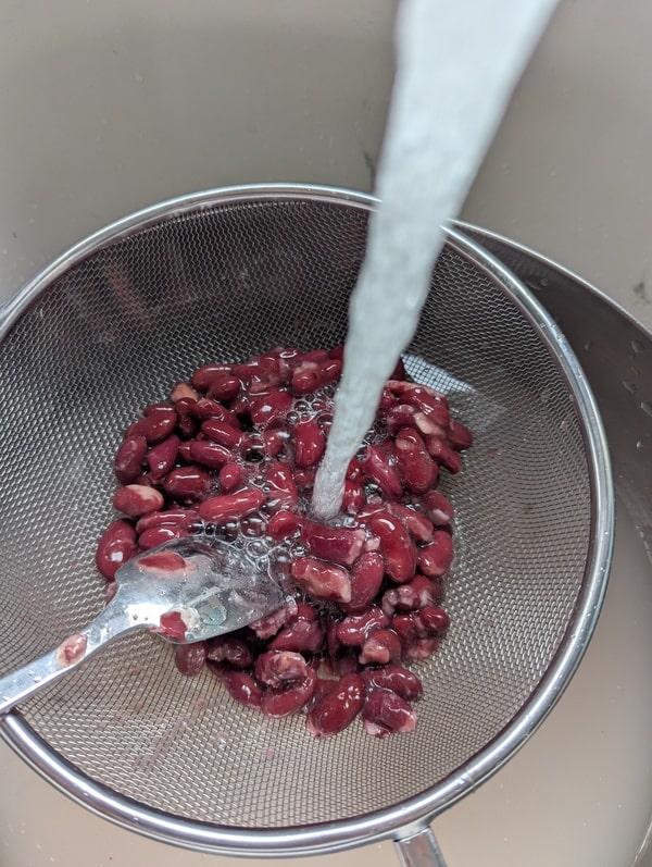 rincer les haricots rouges