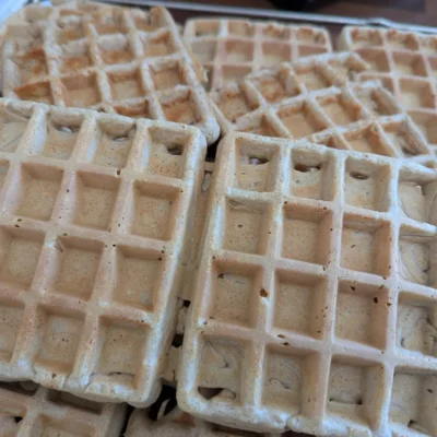 Gaufres sans gluten au sarrasin refroidissant sur une grille