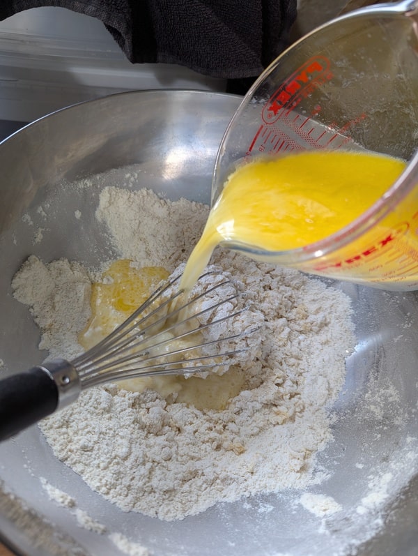 Ajouter le mélange de lait et de beurre fondu