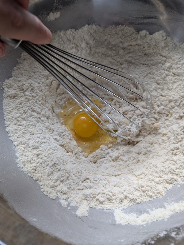 Ajoutez les oeufs à la préparation