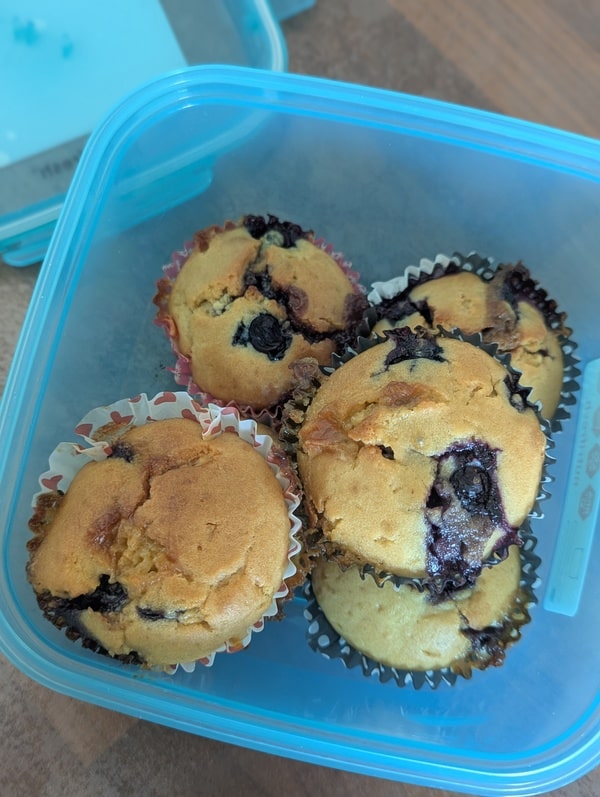 Déposer les muffins dans une grande boite hermétique