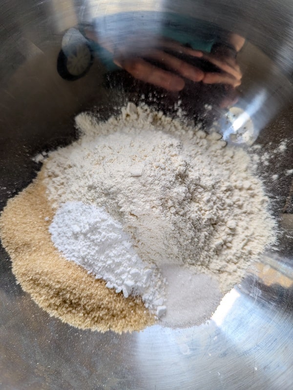 mettre la farine, le sucre, le sucre vanillé et la levure chimique