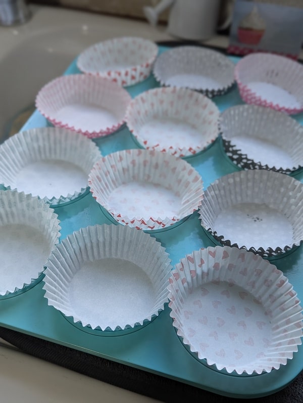 préparez votre moule à muffins en y disposant des caissettes en papier