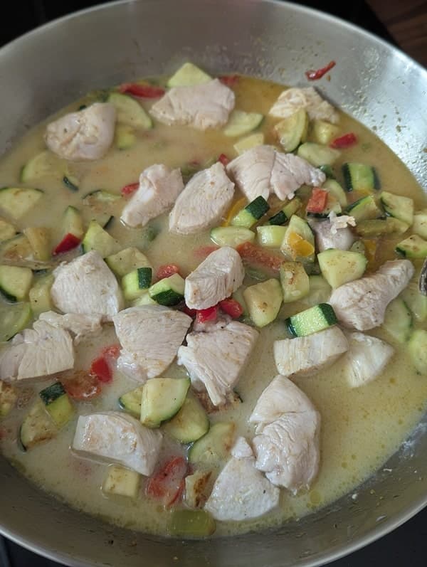 ajouter le lait de coco et faire mijoter le poulet au curry