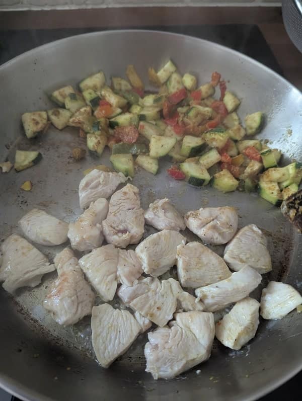 ajouter le poulet au curry dans la préparation