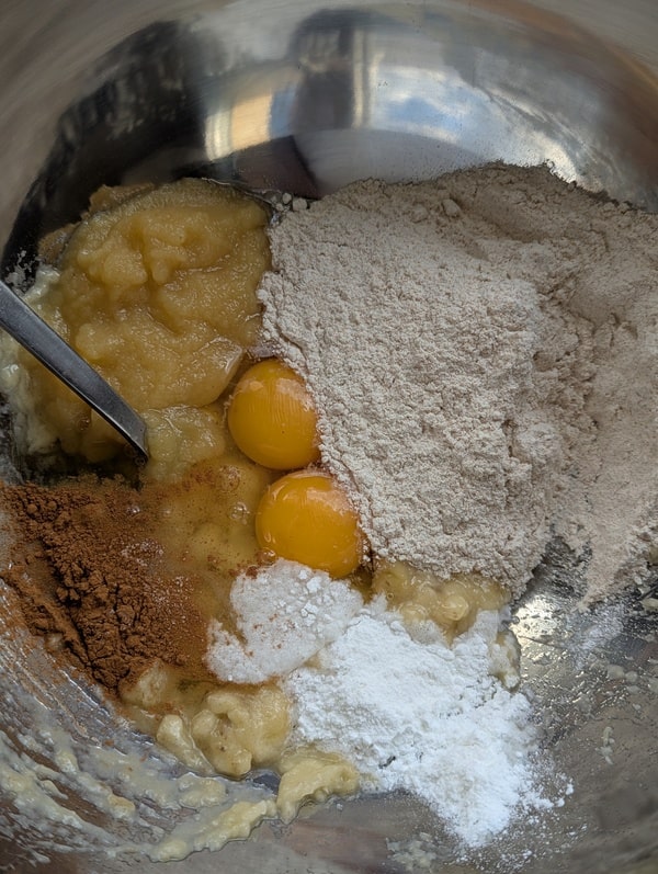 éplucher et écraser les bananes à la fourchette