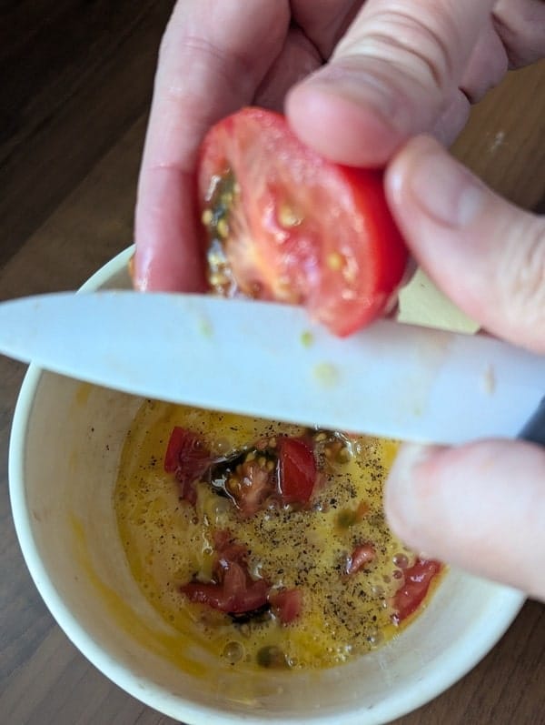 battez l'œuf avec une pincée de sel et ajouter les tomates