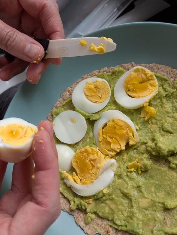 découper les oeufs durs en tranches