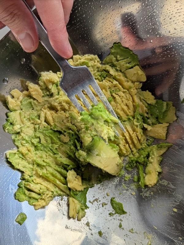 écraser l'avocat à la fourchette