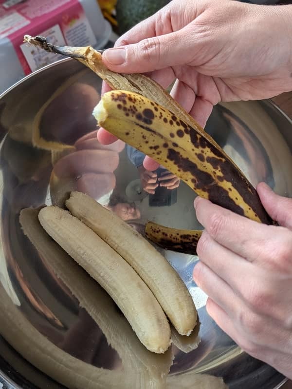 éplucher et écraser les bananes à la fourchette