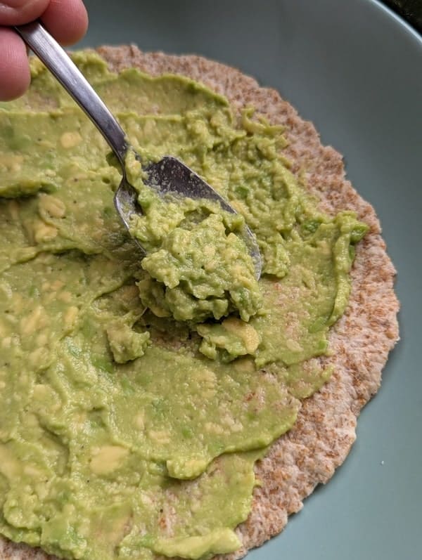 étaler la purée d'avocat sur le wrap