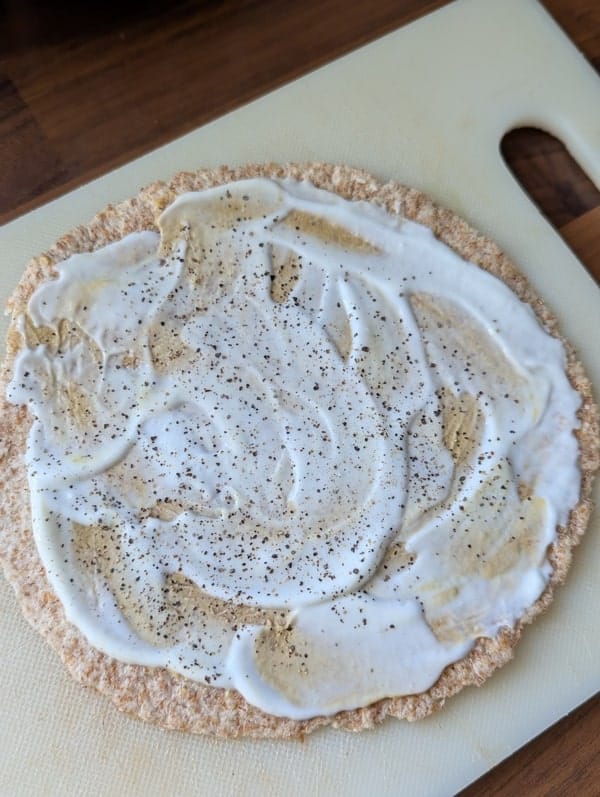 étaler le fromage blanc et la moutarde sur le wrap