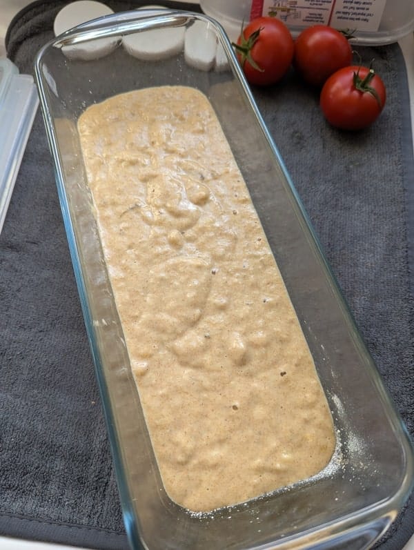 verser la pâte du banana bread dans un moule