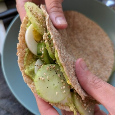 wrap healthy à l'avocat aux oeufs durs et aux crudités