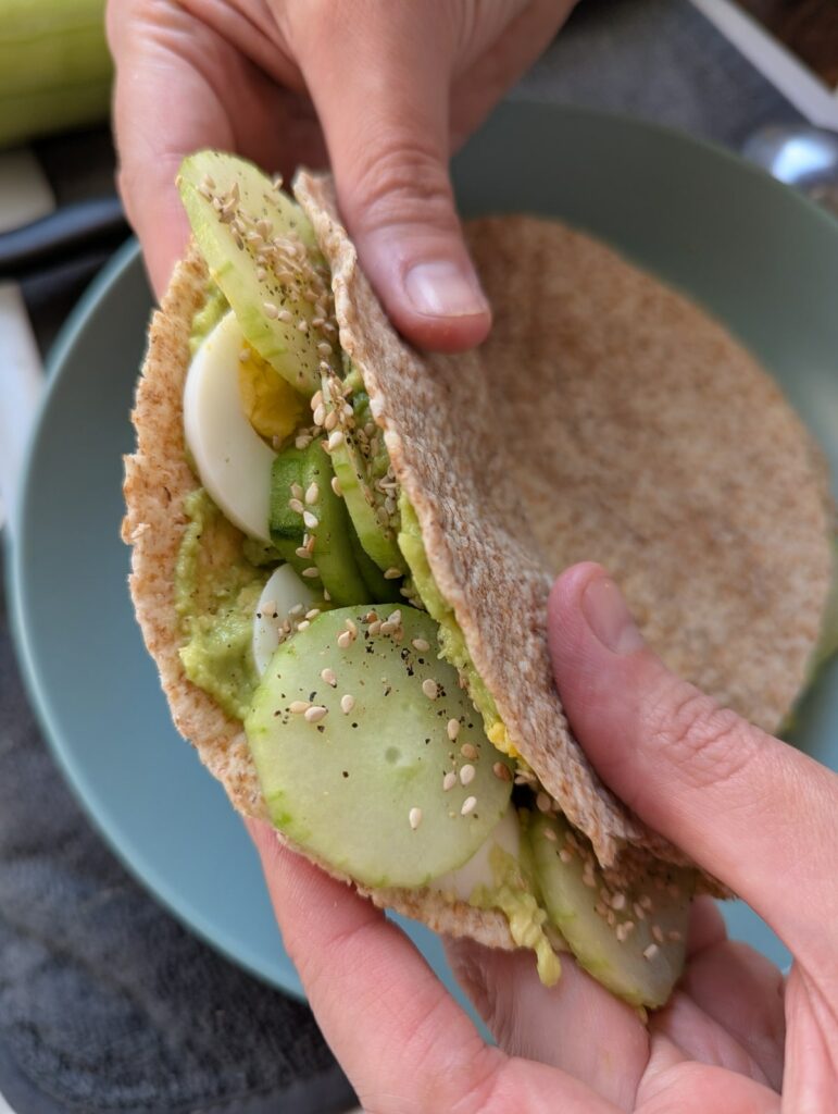 wrap healthy à l'avocat aux oeufs durs et aux crudités