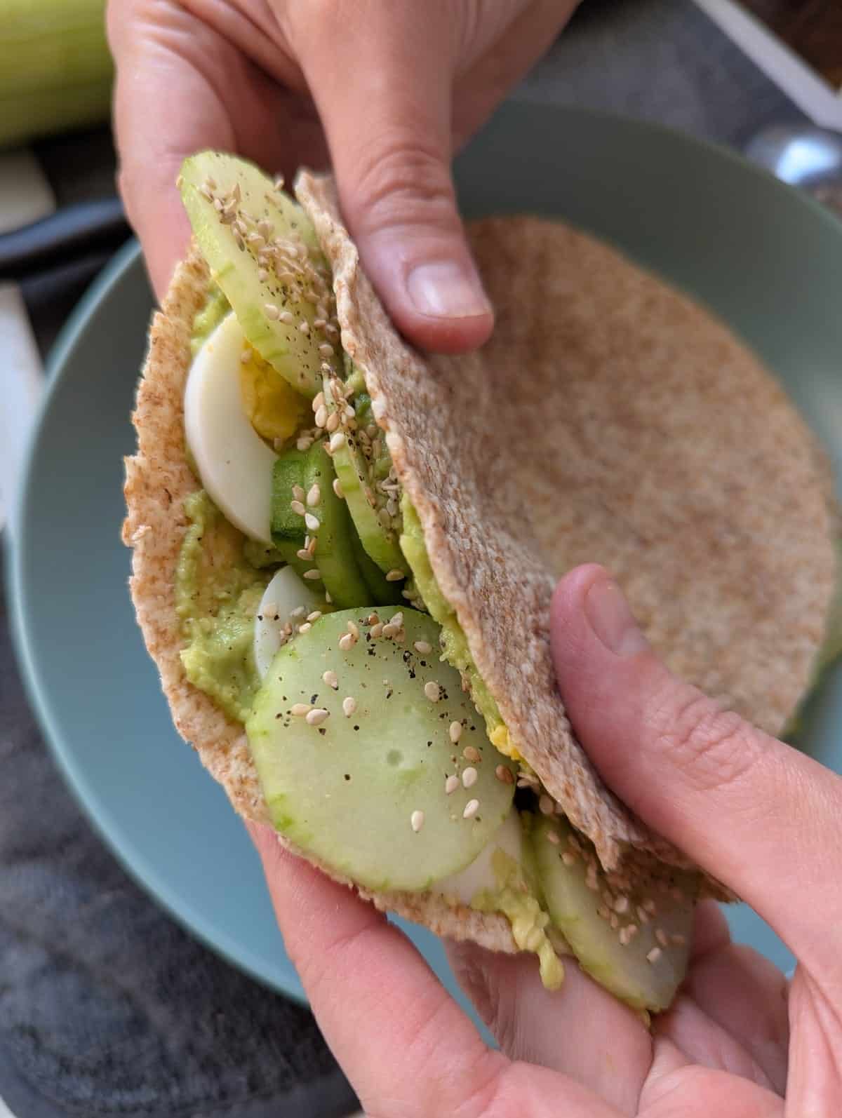wrap healthy à l'avocat aux oeufs durs et aux crudités