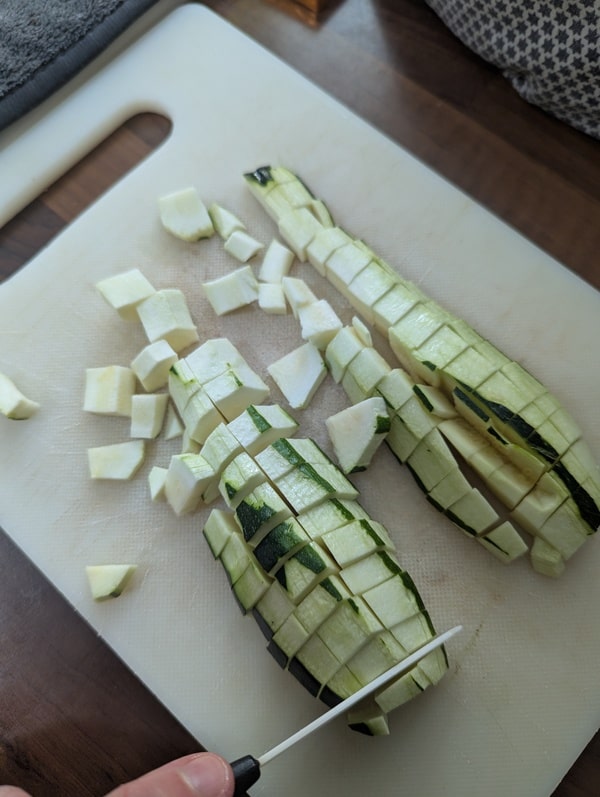 Courgettes fraîches coupées en petits dés, prêtes pour ce risotto facile