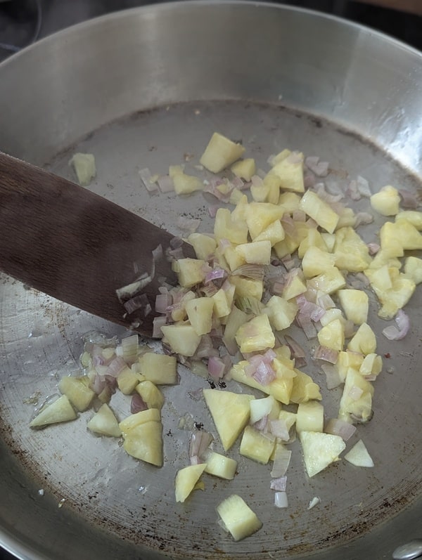 Faire revenir l’échalotte avec les morceaux de courgettes