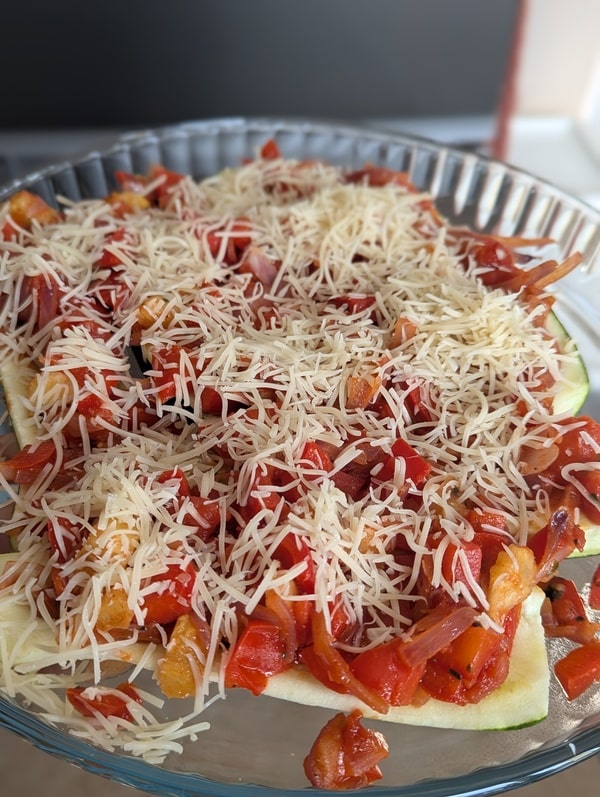 Farcir les courgettes et parsemer de fromage