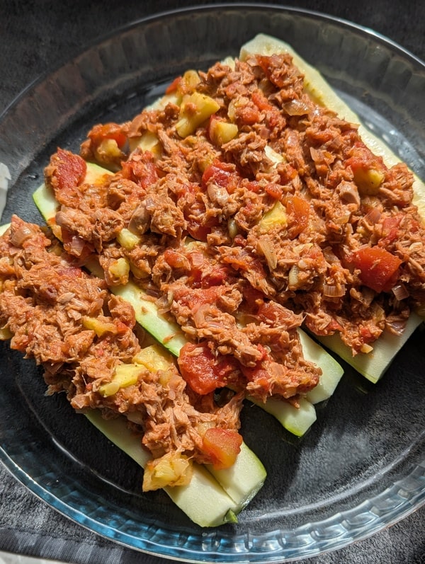 Garnir les courgettes avec la farce
