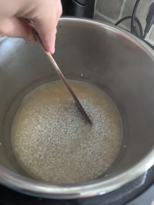 Le riz absorbant le bouillon, processus de cuisson pour un risotto crémeux