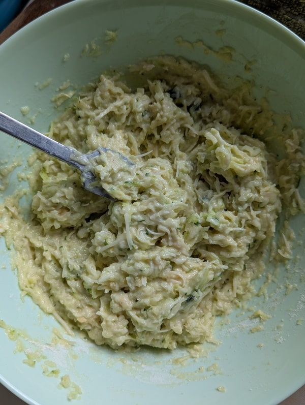 Mélange de la pâte à gougères et des courgettes
