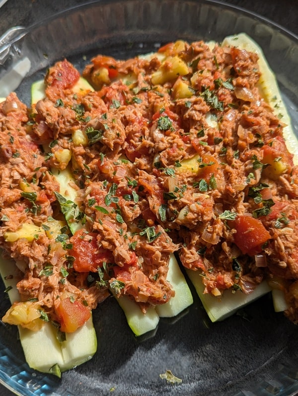 parsemer les courgettes farcies de basilic