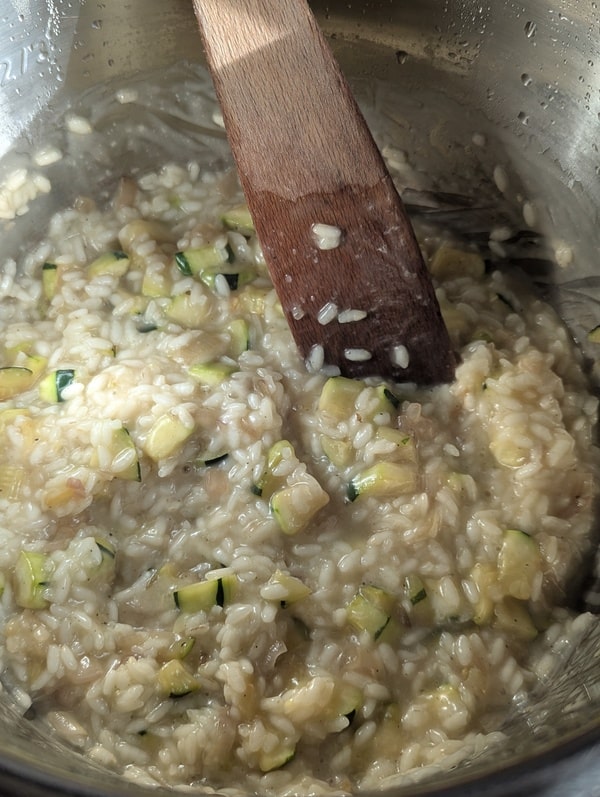 Risotto crémeux et savoureux, cette recette de risotto aux courgettes est facile et parfaite pour un repas réconfortant