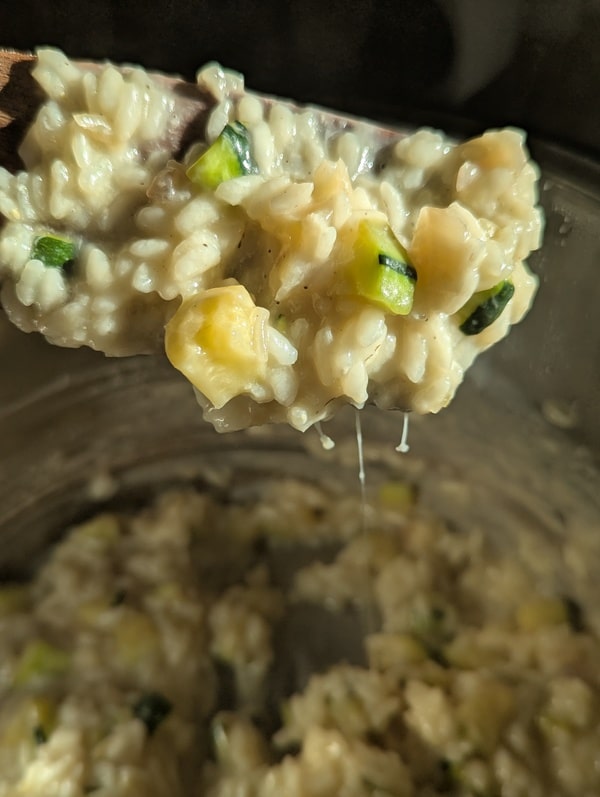 Un risotto aux courgettes crémeux et alléchant, parsemé de parmesan fondant
