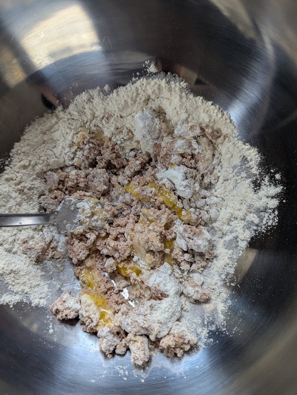 mélanger la pâte à cookies avec tous les ingrédients